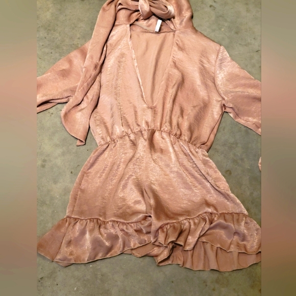 New Auditions romper. Large open keyhole back. Mock neck. Small. Ruffle trim. - Picture 2 of 8